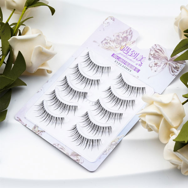 Przygotuj się na puszysty wygląd na co dzień dzięki przezroczystym pasmom Daily Eyelashes